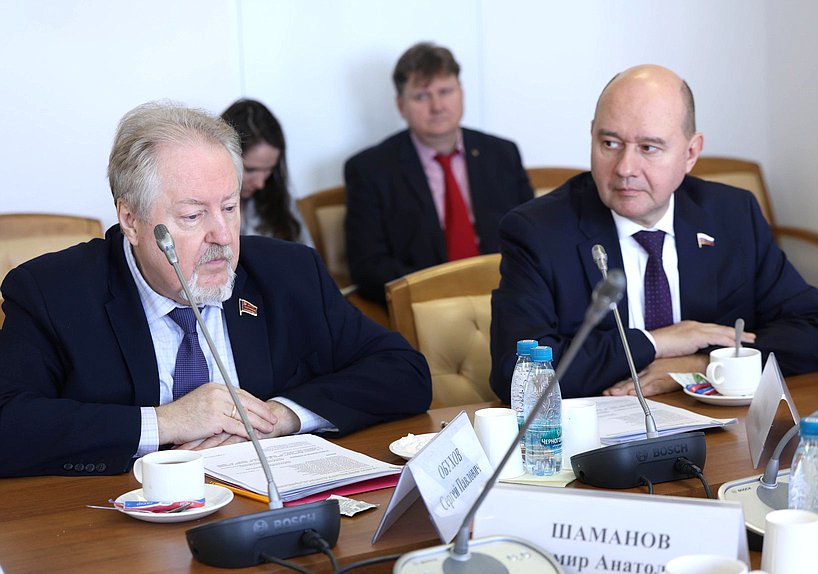 Заместители Председателя Комитета по развитию гражданского общества, вопросам общественных и религиозных объединений Сергей Обухов и Олег Леонов