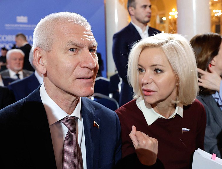 Председатель Комитета по физической культуре и спорту Олег Матыцин и Председатель Комитета по культуре Ольга Казакова