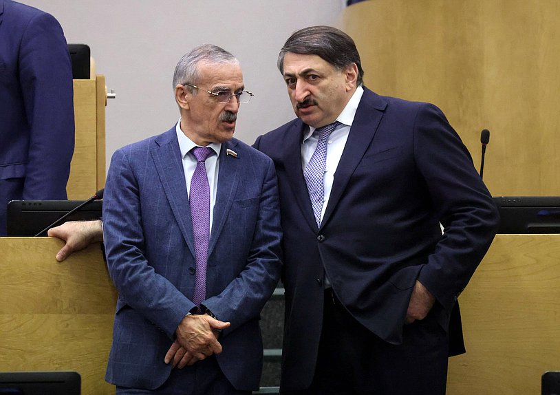 Заместитель Председателя Комитета по просвещению Нурбаганд Нурбагандов и член Комитета по энергетике Джамаладин Гасанов