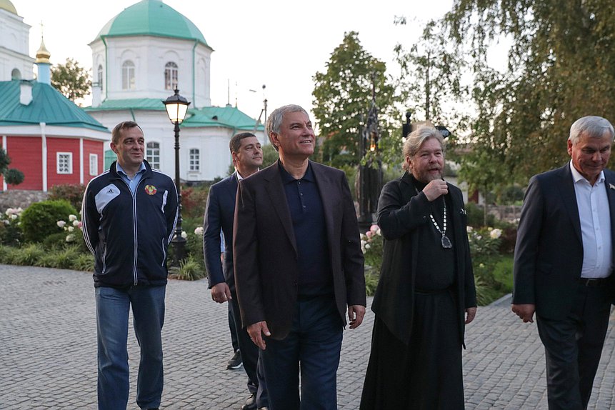 Председатель Государственной Думы Вячеслав Володин, митрополит Псковский и Порховский Тихон и Председатель Палаты представителей Национального собрания Республики Беларусь Владимир Андрейченко. Свято-Успенский Псково-Печерский монастырь