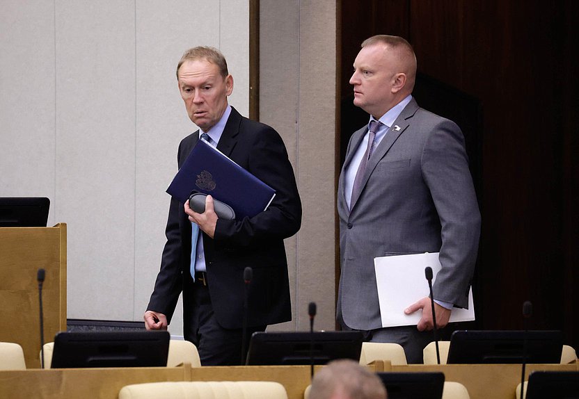 Первый заместитель Председателя Комитета по безопасности и противодействию коррупции Андрей Луговой и Первый заместитель Председателя Комитета по вопросам собственности, земельным и имущественным отношениям Иван Сухарев