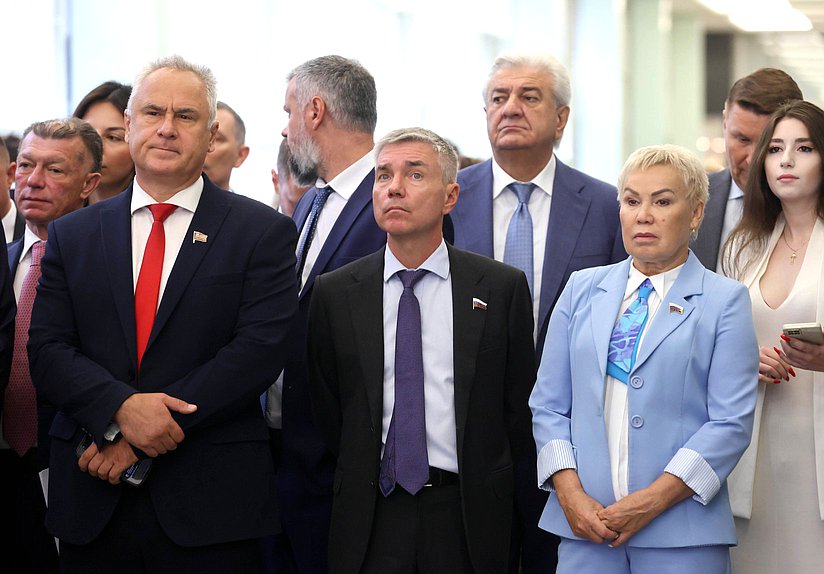 Член Комитета по бюджету и налогам Евгений Бессонов и члены Комитета по физической культуре и спорту Евгений Ревенко и Рима Баталова