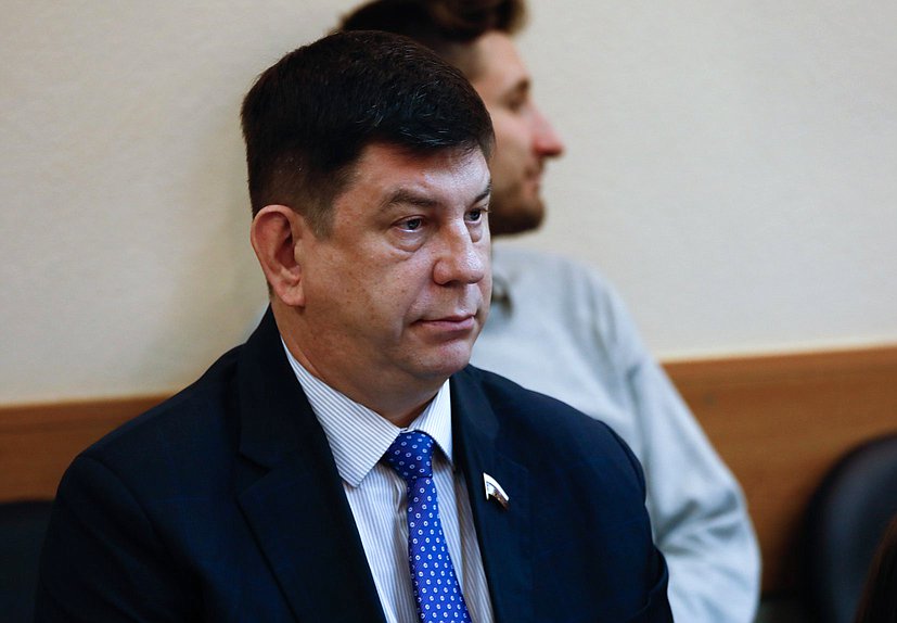 Член Комитета по просвещению Виктор Смирнов