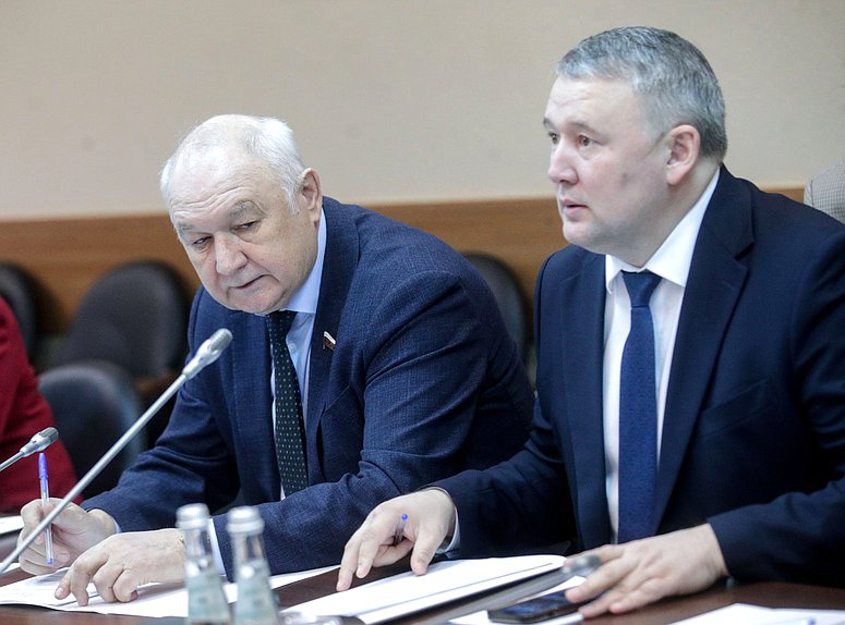 Первый заместитель Председателя Комитета по делам национальностей Ильдар Гильмутдинов и член Комитета по молодежной политике Вячеслав Дамдинцурунов
