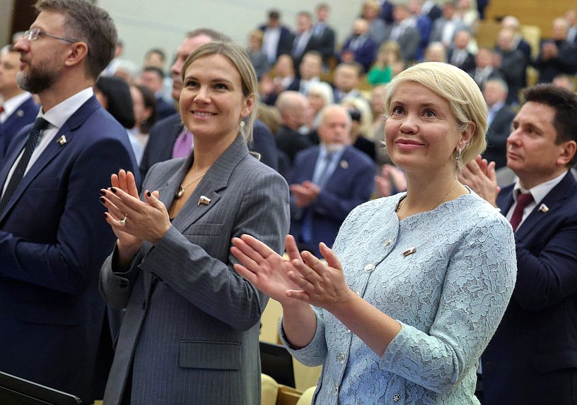 Член Комитета по охране здоровья Юлия Дрожжина и заместитель Председателя Комитета по науке и высшему образованию Екатерина Харченко