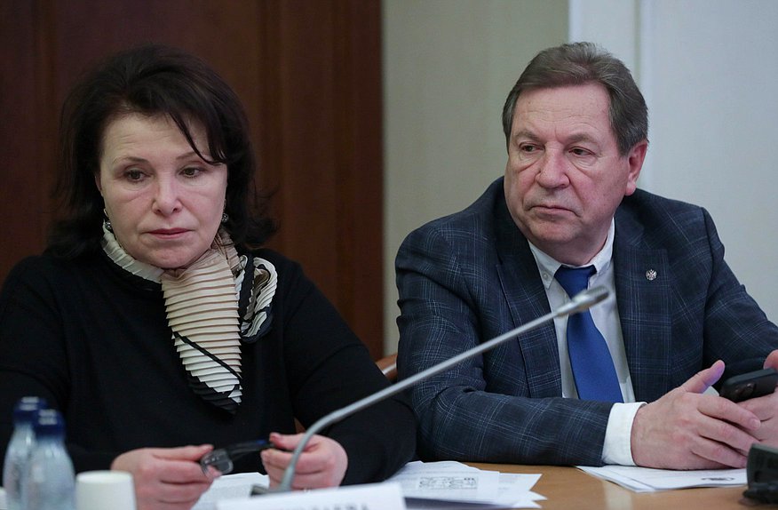 Член Комитета по безопасности и противодействию коррупции Виктория Николаева и член Комитета по науке и высшему образованию Михаил Кузьмин