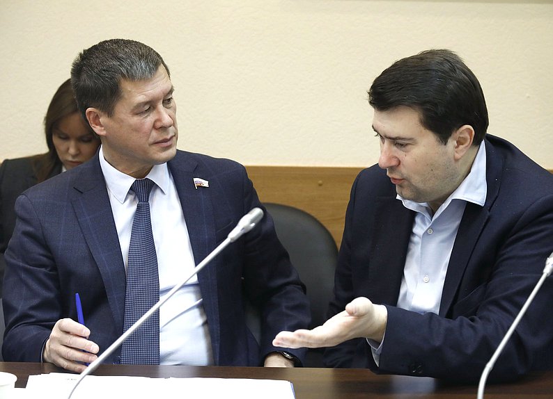 Член Комитета по экологии, природным ресурсам и охране окружающей среды Зариф Байгускаров и заместитель Председателя Комитета Олег Лебедев