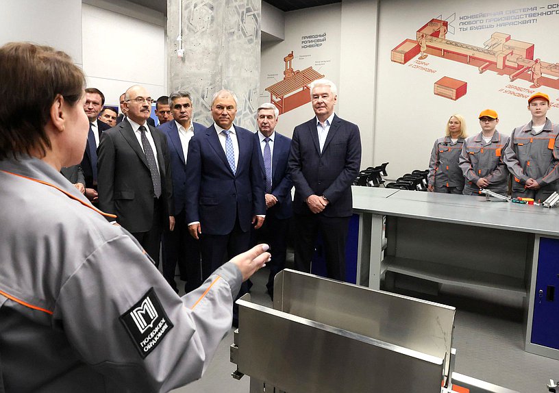 Председатель Государственной Думы Вячеслав Володин и мэр Москвы Сергей Собянин. Выездное заседание Совета Государственной Думы по вопросу организации предоставления среднего профессионального образования с учетом особого порядка проведения ГИА-9 в рамках пилотного проекта (Центр практического обучения "Профессии будущего")