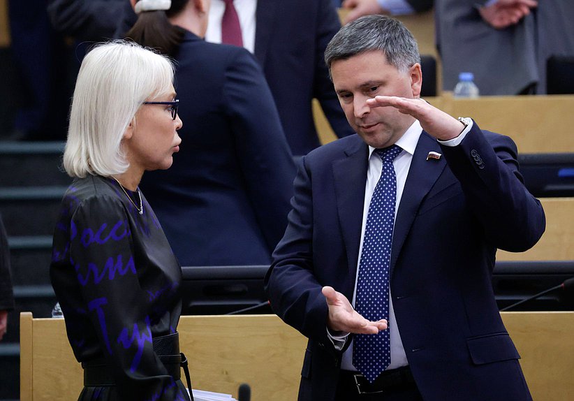 Первый заместитель Председателя Комитета по экономической политике Надежда Школкина и Председатель Комитета по экологии, природным ресурсам и охране окружающей среды Дмитрий Кобылкин