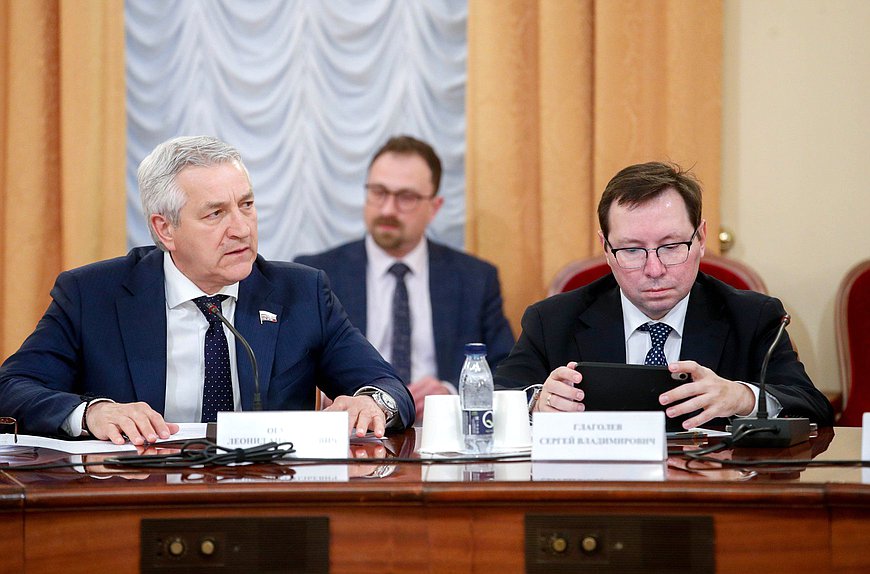 Первый заместитель Председателя Комитета по охране здоровья Леонид Огуль и заместитель Министра здравоохранения РФ Сергей Глаголев