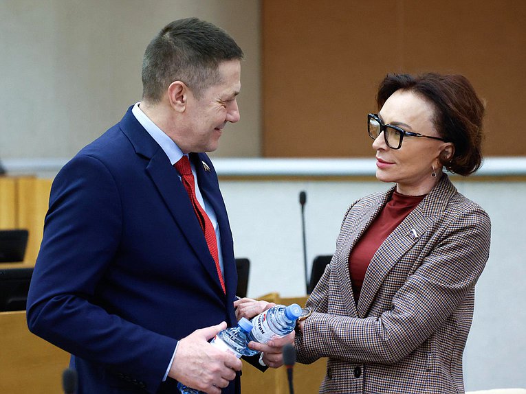 Член Комитета по транспорту и развитию транспортной инфраструктуры Александр Щербаков и член Комитета по обороне Татьяна Кусайко