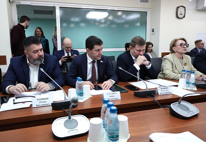 Члены Комитета по энергетике Роман Птицын и Борис Гладких и заместители Председателя Комитета Владимир Плякин и Наталья Назарова