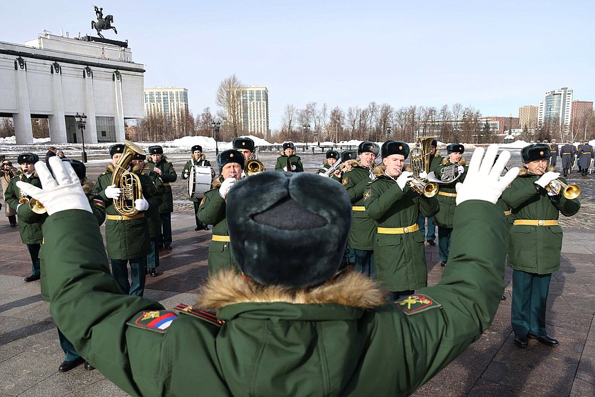 Возложение венка к Вечному огню в парке Победы на Поклонной горе в День защитника Отечества