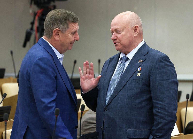 Член Комитета по промышленности и торговле Андрей Трифонов и Первый заместитель Председателя Комитета по обороне Андрей Красов
