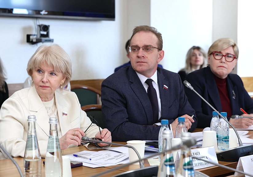 Член Комитета по охране здоровья Вероника Власова, Михаил Кизеев и Тамара Фролова