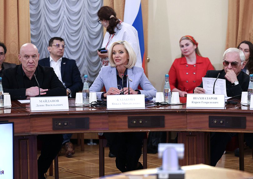 Первый заместитель Председателя Комитета по культуре Денис Майданов, Председатель Комитета Ольга Казакова и Генеральный директор киноконцерна «Мосфильм» Карен Шахназаров