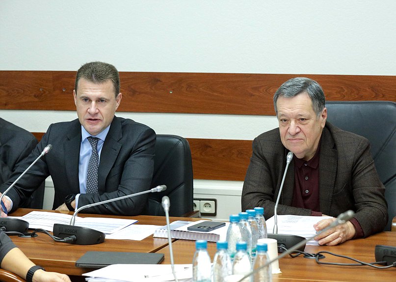 Министр по развитию Дальнего Востока и Арктики Алексей Чекунков и Председатель Комитета по бюджету и налогам Андрей Макаров