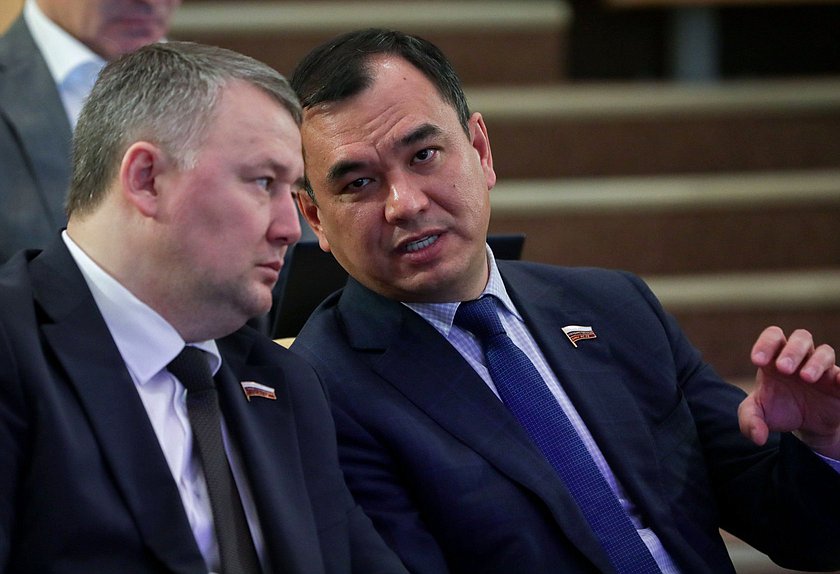 Член Комитета по молодежной политике Вячеслав Дамдинцурунов и Первый заместитель Председателя Комитета по вопросам собственности, земельным и имущественным отношениям Сергей Тен