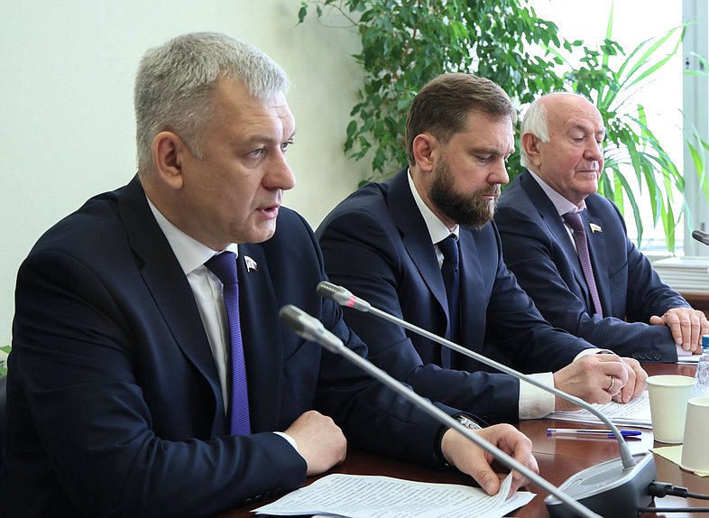 Председатель Комитета по делам национальностей Владимир Иванов, руководитель Федерального агентства по делам национальностей Игорь Баринов и заместитель Председателя Комитета по делам национальностей Николай Долуда