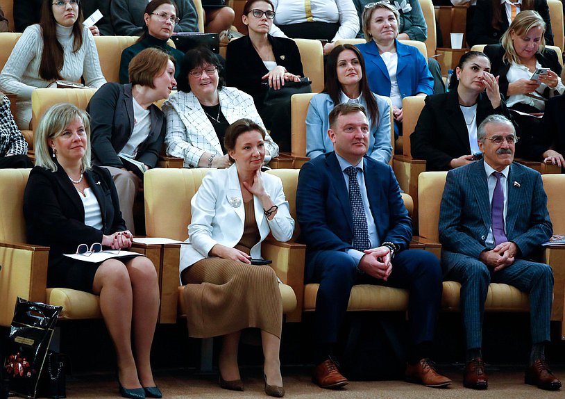 Заместитель Председателя Государственной Думы Анна Кузнецова, Первый заместитель Министра просвещения РФ Александр Бугаев и заместитель Председателя Комитета по просвещению Нурбаганд Нурбагандов