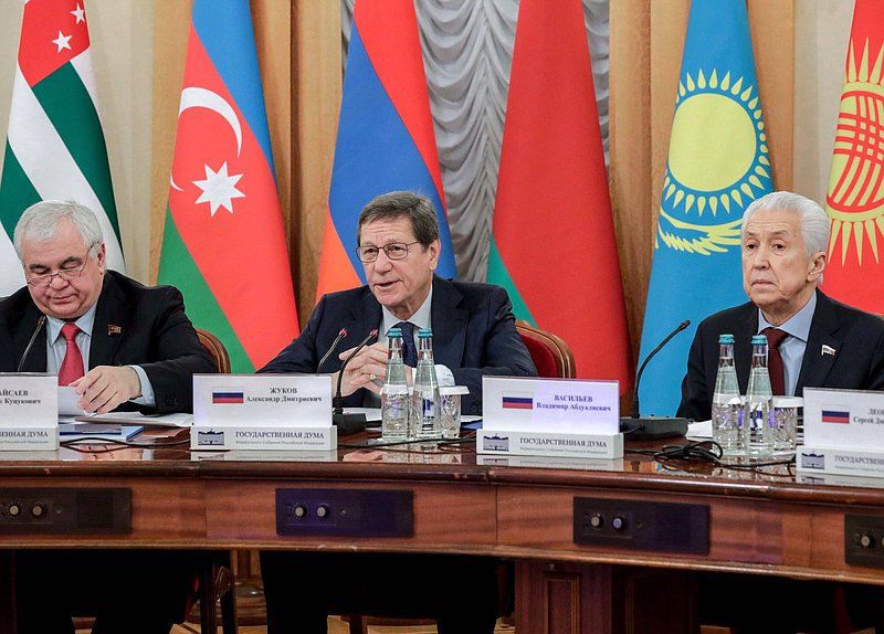 Первый заместитель Председателя Комитета по делам СНГ, евразийской интеграции и связям с соотечественниками Казбек Тайсаев, Первый заместитель Председателя Государственной Думы Александр Жуков и руководитель фракции "Единая Россия" Владимир Васильев