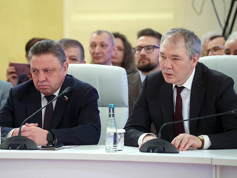 Председатель Комитета по делам СНГ, евразийской интеграции и связям с соотечественниками Леонид Калашников (справа)