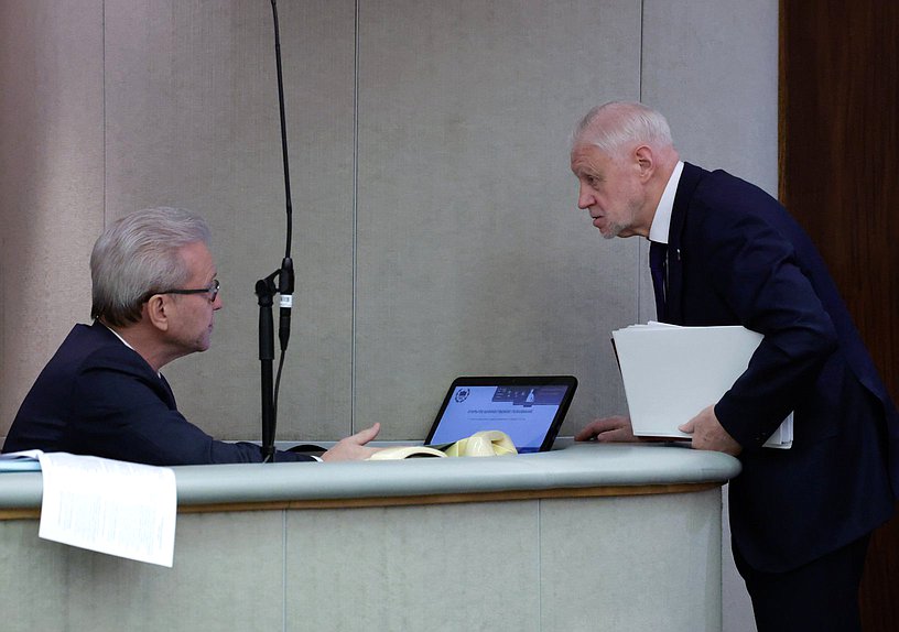 Полномочный представитель Президента РФ в Государственной Думе Гарри Минх и руководитель фракции "Справедливая Россия" Сергей Миронов