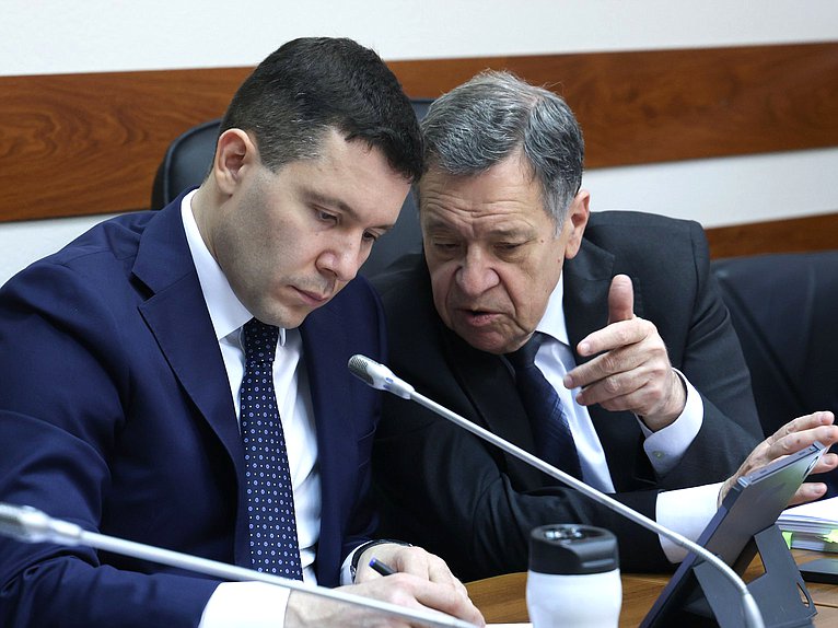 Министр промышленности и торговли РФ Антон Алиханов и Председатель Комитета по бюджету и налогам Андрей Макаров