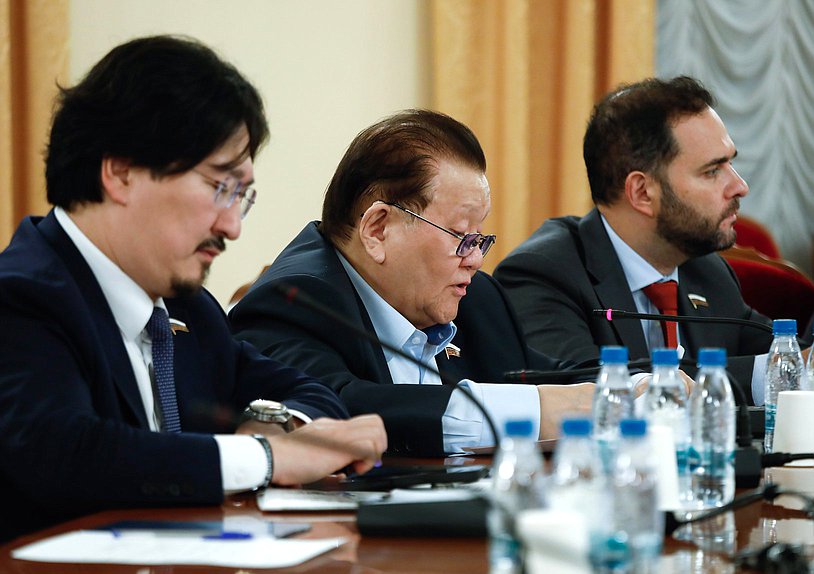 Первые заместители Председателя Комитета по охране здоровья Бадма Башанкаев и Федот Тумусов и Первый заместитель Председателя Комитета по науке и высшему образованию Александр Мажуга