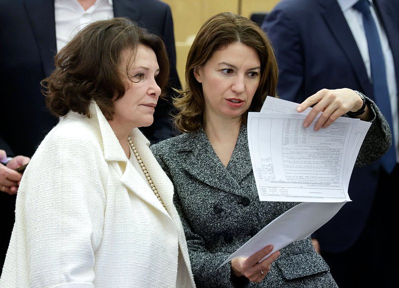 Член Комитета по безопасности и противодействию коррупции Виктория Николаева и Первый заместитель Председателя Комитета по государственному строительству и законодательству Ирина Панькина