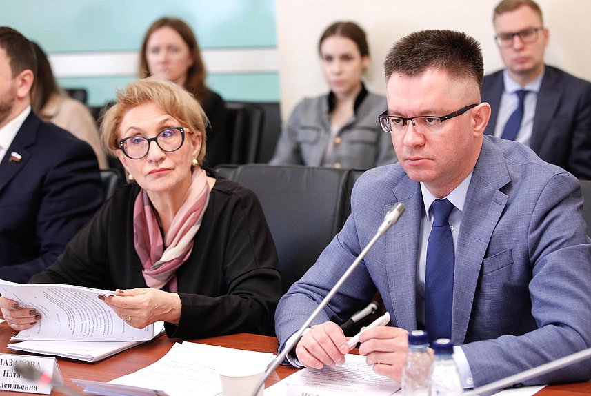 Заместители Председателя Комитета по энергетике Наталья Назарова и Дмитрий Исламов