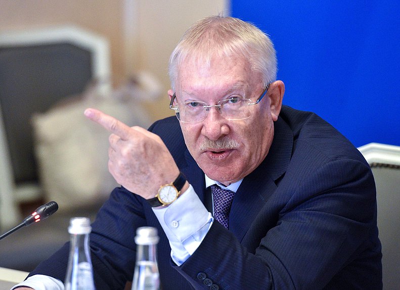 Председатель Комитета по контролю Олег Морозов