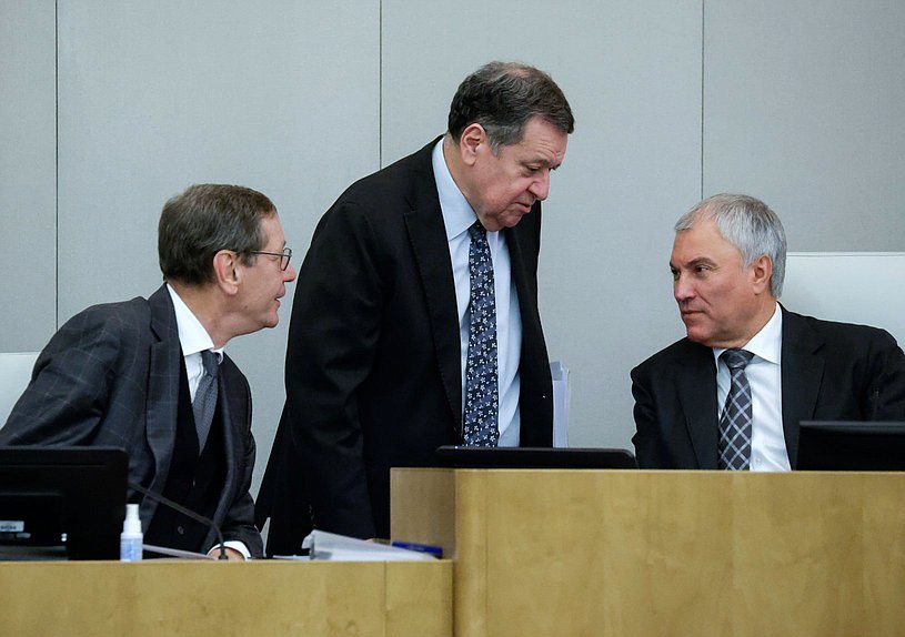 Председатель Государственной Думы Вячеслав Володин, Первый заместитель Председателя Государственной Думы Александр Жуков и Председатель Комитета по бюджету и налогам Андрей Макаров