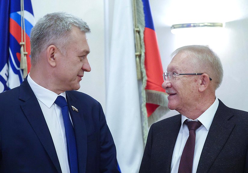 Председатель Комитета по делам национальностей Владимир Иванов и Председатель Комитета по контролю Олег Морозов