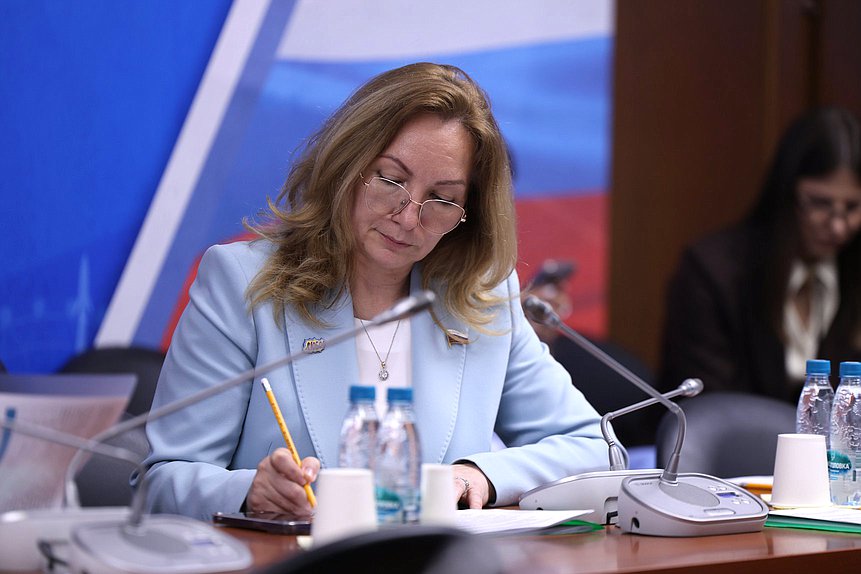 Член Комитета по просвещению Лариса Тутова