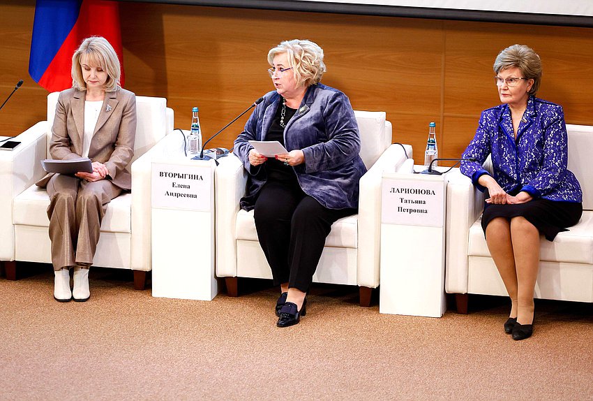 Заместитель Председателя Комитета по вопросам семьи, женщин и детей Елена Вторыгина и член Комитета Татьяна Ларионова