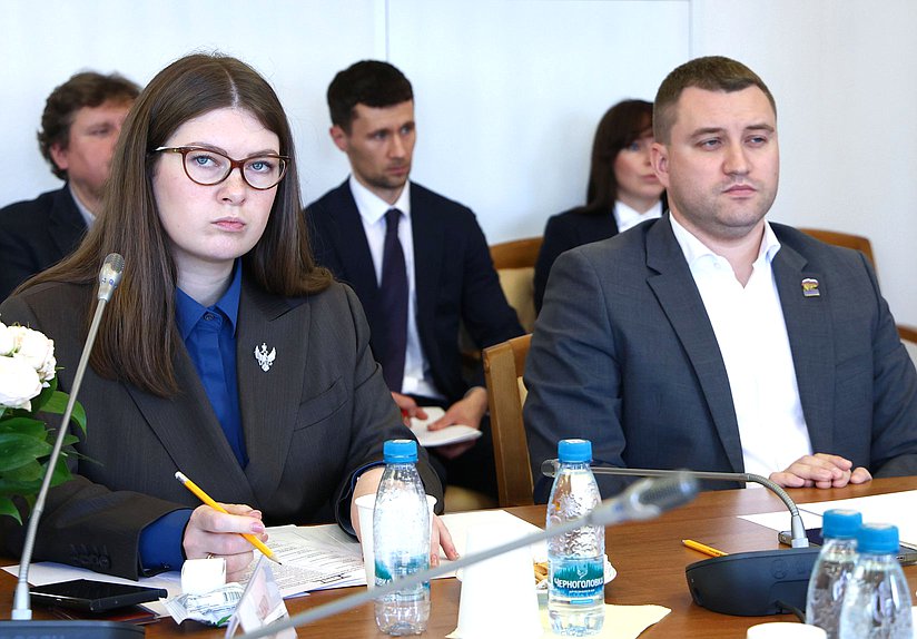Члены Комитета по развитию гражданского общества, вопросам общественных и религиозных объединений Ольга Занко и Артем Бичаев