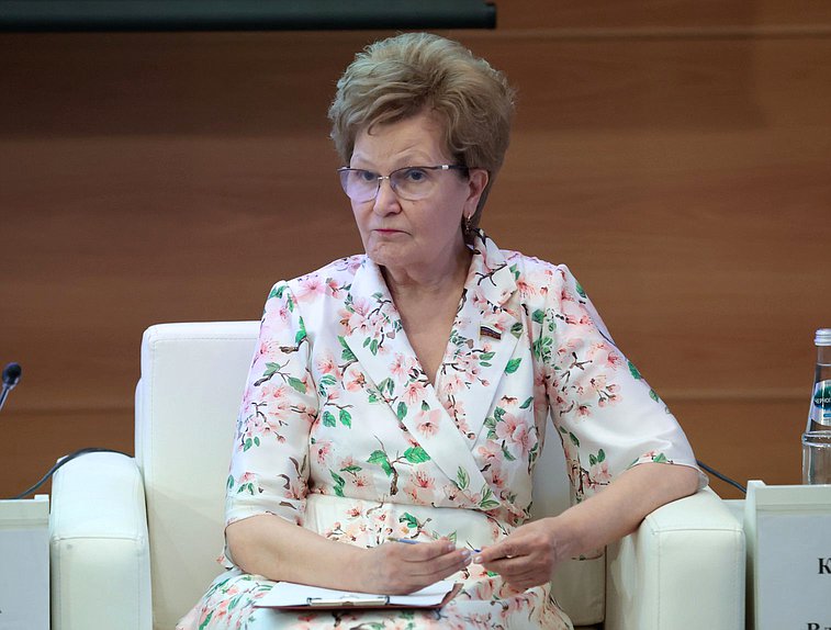 Член Комитета по защите семьи, вопросам отцовства, материнства и детства Татьяна Ларионова