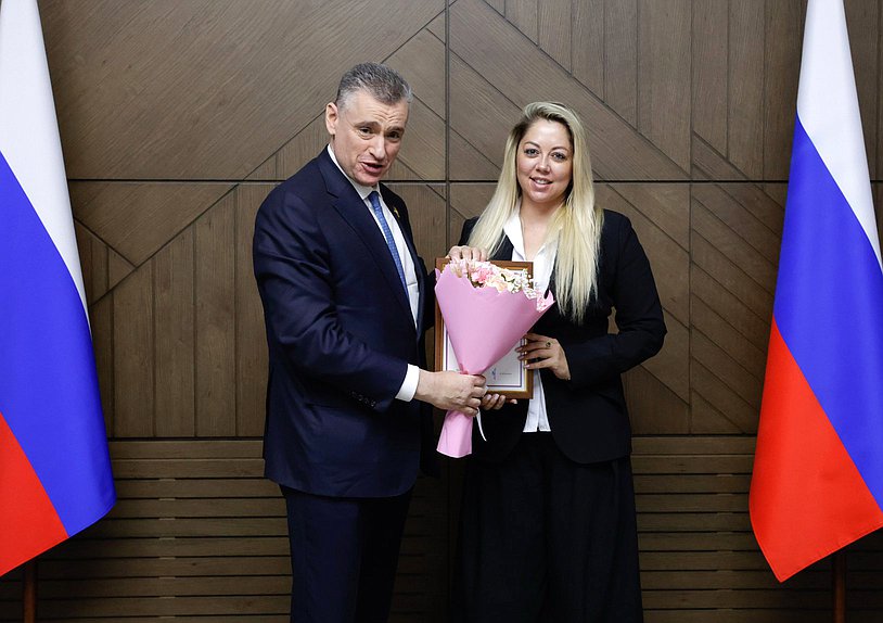 Руководитель фракции ЛДПР Леонид Слуцкий и шеф-редактор программы «Факты»
информационного канала «Россия 24» Екатерина Иваницкая