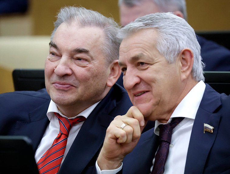 Член Комитета по физической культуре и спорту Владислав Третьяк и Первый заместитель Председателя Комитета по охране здоровья Леонид Огуль