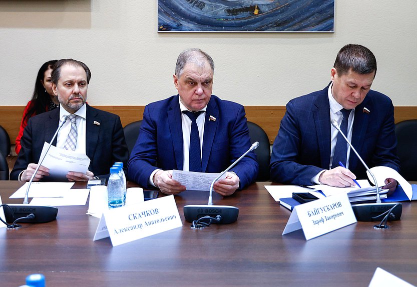 Члены Комитета по экологии, природным ресурсам и охране окружающей среды Владимир Сысоев, Александр Скачков и Зариф Байгускаров