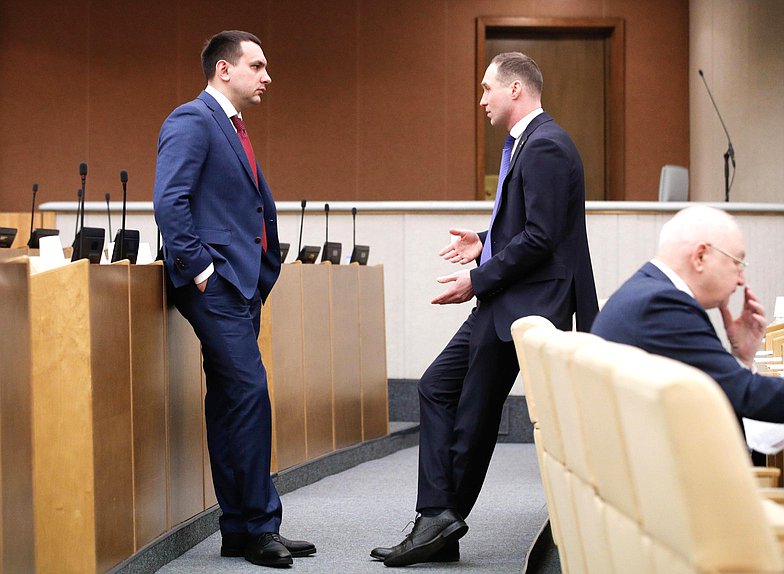 Член Комитета по экологии, природным ресурсам и охране окружающей среды Максим Иванов и заместитель Председателя Комитета по развитию Дальнего Востока и Арктики Антон Басанский