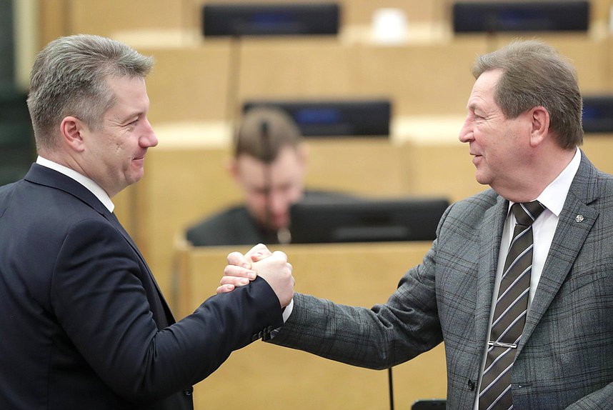 Заместитель Председателя Комитета по защите конкуренции Антон Гетта и член Комитета по науке и высшему образованию Михаил Кузьмин