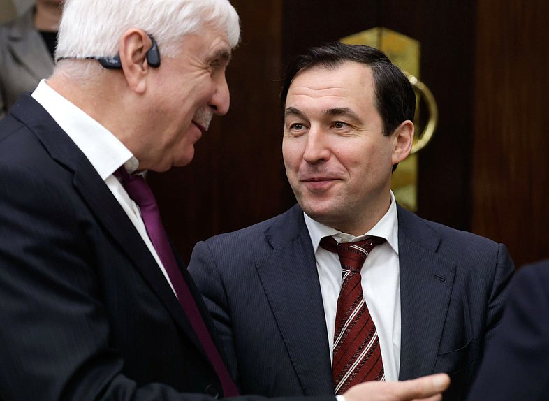 Первый заместитель Председателя Комитета по международным делам Алексей Чепа и Первый заместитель Председателя Комитета по контролю Дмитрий Гусев