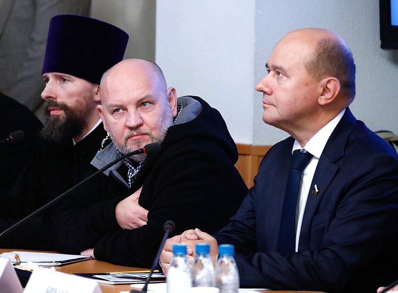 Заместитель Председателя Комитета по развитию гражданского общества, вопросам общественных и религиозных объединений Олег Леонов (справа)