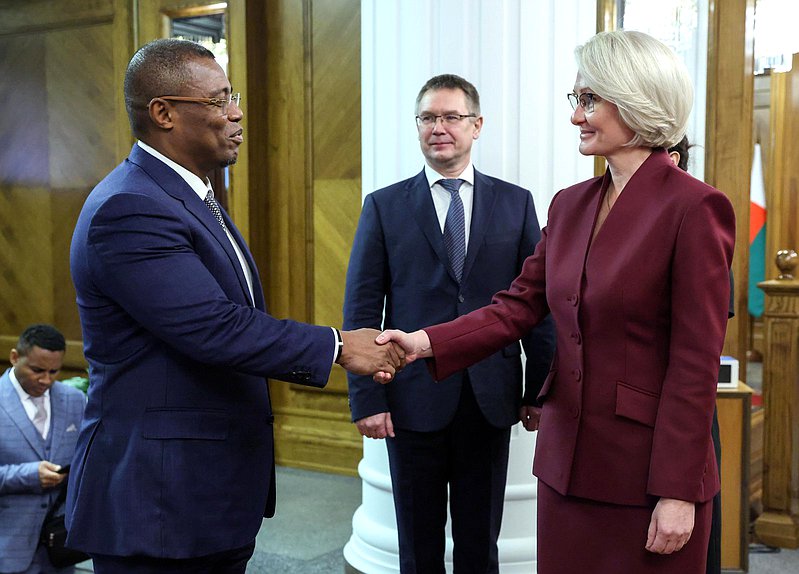 Заместитель Председателя Государственной Думы Виктория Абрамченко и Председатель Национального Собрания Республики Мадагаскар Ситени Тьерри Рандрианасулуниайку