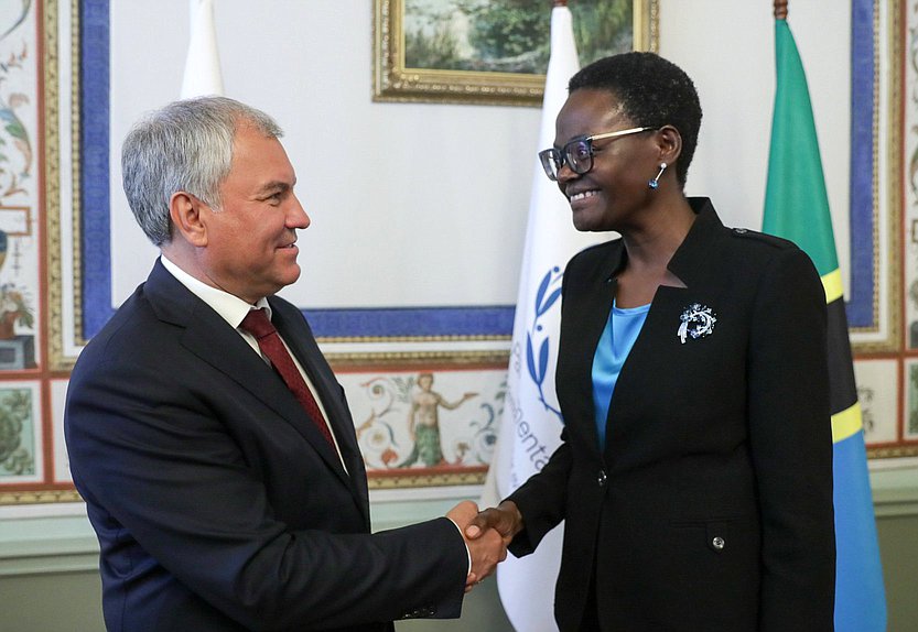 Vyacheslav Volodin, Jefe de la Duma Estatal, y Tulia Exon, Presidenta de la Unión Interparlamentaria y Presidenta de la Asamblea Nacional de la República Unida de Tanzania