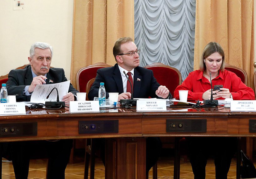 Члены Комитета по охране здоровья Николай Осадчий, Михаил Кизеев и Юлия Дрожжина