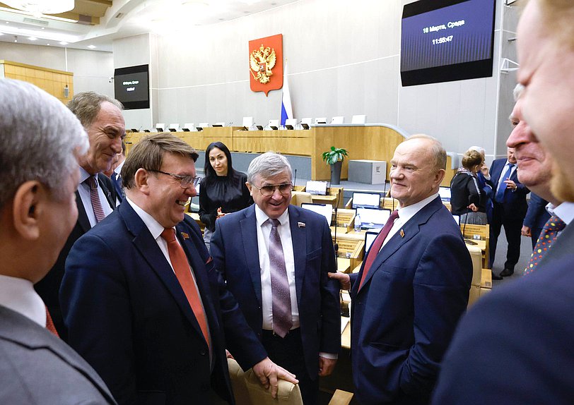 Член Комитета по вопросам собственности, земельным и имущественным отношениям Николай Иванов, Первый заместитель Председателя Комитета по науке и высшему образованию Олег Смолин и руководитель фракции КПРФ Геннадий Зюганов