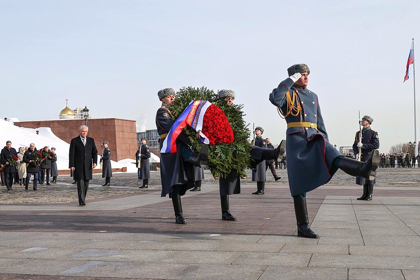 Возложение венка к Вечному огню в парке Победы на Поклонной горе в День защитника Отечества